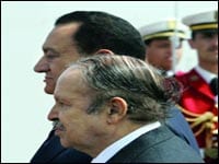 Crise diplomatique entre Alger et le Caire, El Gueddafi propose sa médiation