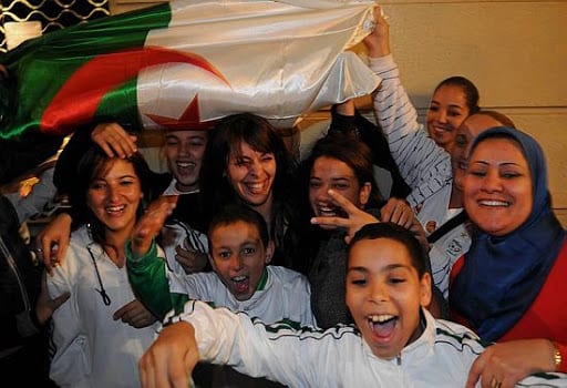 Un voyage en avion avec les supporters de l’équipe nationale C’était l’ambiance du stade en plein ciel