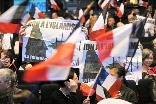 100 personnalités de divers horizons disent « non à l&rsquo;affiche raciste du FN »