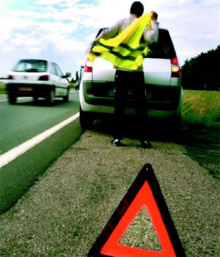 Alors qu’ils ne sont pas obligatoires pour les particuliers, Haro sur les triangles de signalisation et gilets phosphorescents