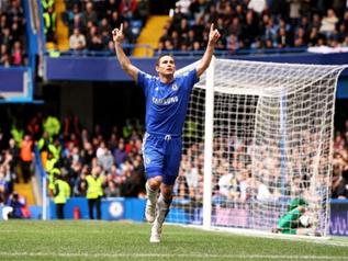 Chelsea écrase Aston Villa et se rapproche du Leader Manchester United victorieux à Bolton