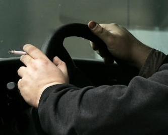 Des médecins Anglais appellent à l’interdiction de fumer dans les voitures