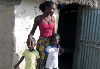 La femme africaine : Un continent sur les épaules