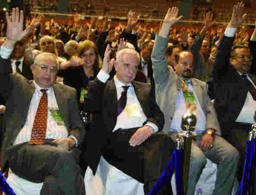 Le FLN surmonte l’étape du 9e congrès, Le linge sale lavé à moitié