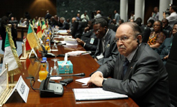 Le président Bouteflika souligne l’impératif de prendre des décisions fermes et unifiées face à Israël