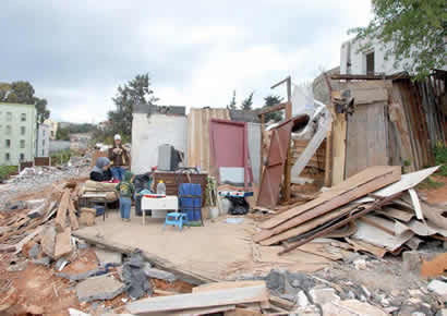 Le relogement du bidonville de doudou mokhtar tourne au drame, Des familles à la rue