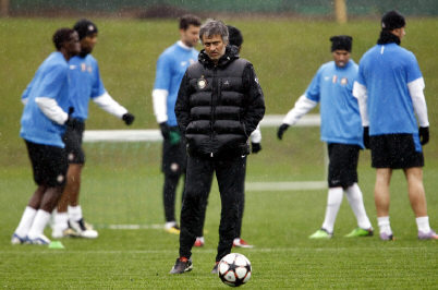 Mourinho affirme être »très heureux » à l’Inter mais »pas heureux dans le football italien »