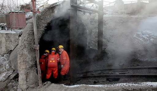 Plus de 150 mineurs bloqués dans une mine inondée en Chine