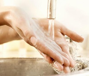 80 % des maladies nosocomiales se transmettent par les mains