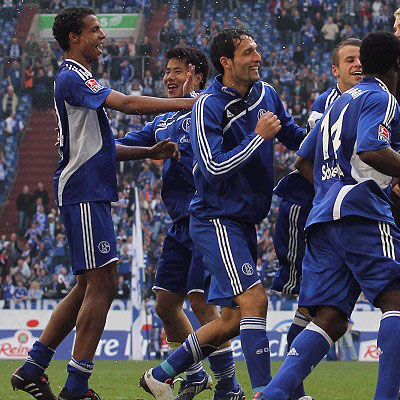 Allemagne: Schalke 04 revient dans la course au titre