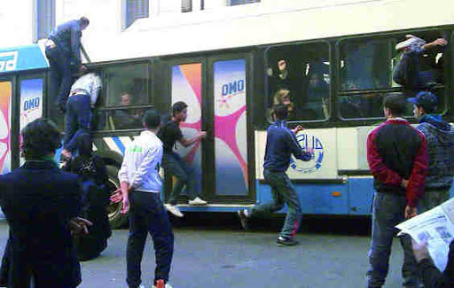 Attaque d’un bus en plein jour, Quinze jeunes munis d&rsquo;armes blanches dépouillent les passagers