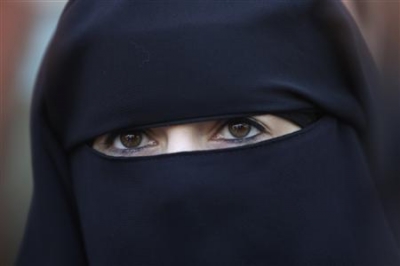 Besson contredit Hortefeux, Le niqab met la France dans l’embarras