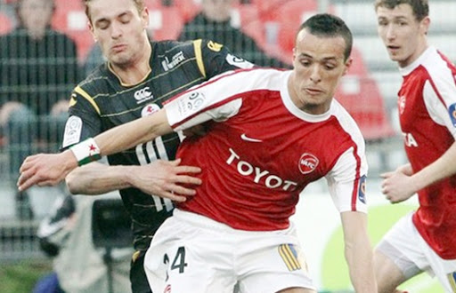 Kadir tape dans l’œil de Saâdane