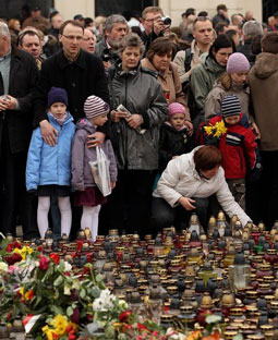 Les Polonais se recueillent à la mémoire de Kaczynski et des autres victimes