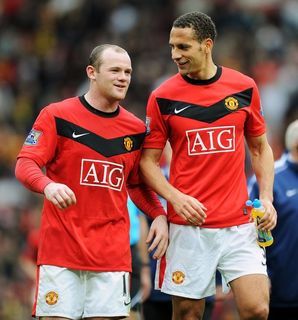 Manchester United: les internationaux anglais Rooney et Ferdinand toujours absents