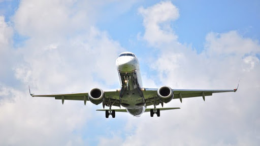 Un premier vol atterrit à l&rsquo;aéroport londonien de Heathrow après cinq jours de fermeture