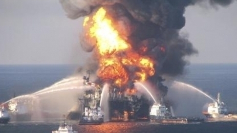 Une marée noire après le naufrage d’une plateforme pétrolière