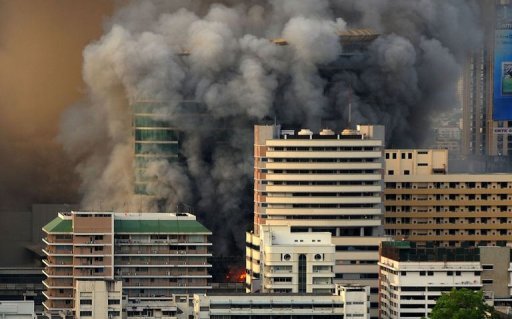 Bangkok en feu après la reddition des chefs des « chemises rouges »