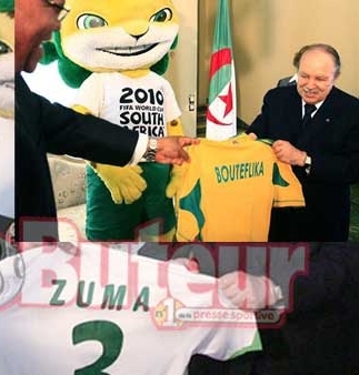 Bouteflika et Zuma s’échangent les maillots