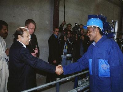 Bouteflika réaffirme la volonté de poursuivre la politique sociale et d’assurer les conditions d’une croissance économique plus forte