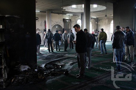 Des colons israéliens incendient une mosquée en Cisjordanie occupée