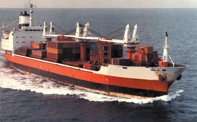 Des douilles d’obus dans un navire à Oran