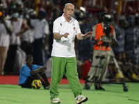 En ne sélectionnant que trois attaquants, Saâdane sur la défensive