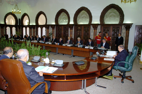 Le conseil des ministres adopte le budget du plan quinquennal, Bouteflika met en garde contre le gaspillage