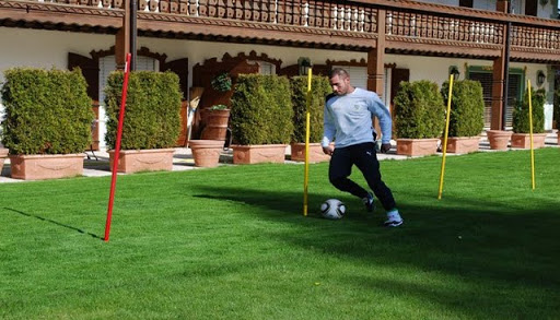 Meghni tape dans le ballon