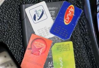 Objets perdus trouvés : Les puces et les pièces d’identité en tête