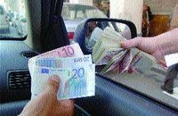 Le Square d’Alger et l’Euro : Plus de curieux que d’acheteurs