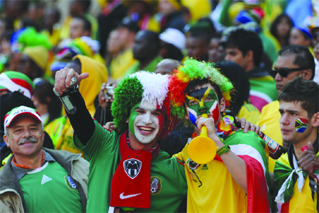Les supporters des Verts affluent au stade Peter Mokaba Stadium