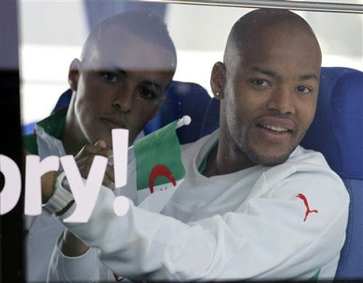 Mbolhi et Calamity James dans les bois