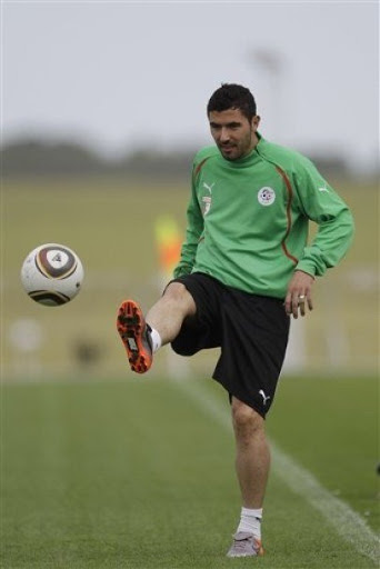 Yahia présent face à la Slovénie, le brassard au bras