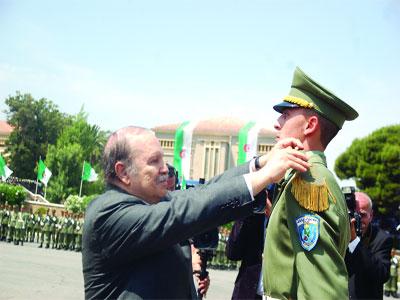 Abdelaziz Bouteflika supervise la remise des grades à l’Académie interarmes de Cherchell : Objectif : professionnalisation et modernisation de l’ANP