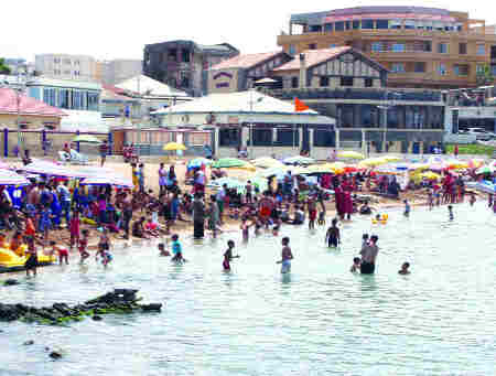 Malgré l’interdiction de la concession : Les loueurs de parasols dictent leur loi