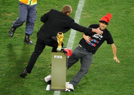 Un supporter essaye de voler la coupe du monde