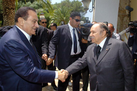 Visite surprise du Président égyptien à Alger Moubarek prône la « diplomatie des condoléances »
