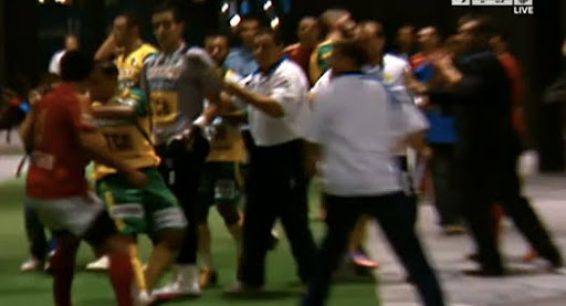 Agression des joueurs Al-Ahly sur les joueurs de la jsk apres le match