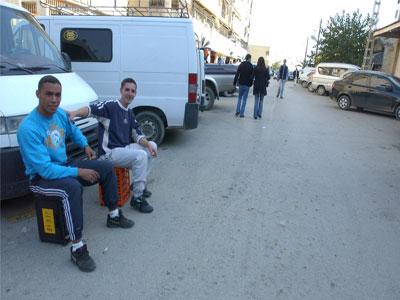 Garer devant chez-soi et payer le stationnement Le diktat des gardiens de voitures empire