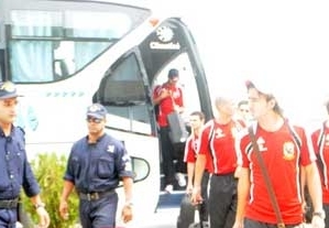 JSK : Plusieurs supporters étaient présents hier à l’entrée de l’aéroport : Les Egyptiens quittent Alger sous les «One, two, three, viva l’Algérie !»