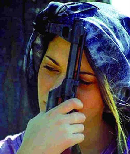 Une jeune fille avec 36 kg de drogue arrêtée