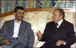 Ahmadinejad-Bouteflika lors d’une courte escale à Alger