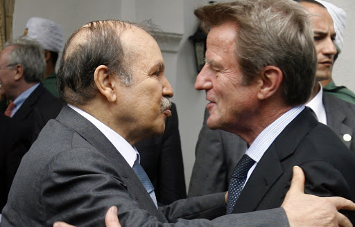 Alger bloque la venue de Bernard Kouchner