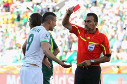 Alors que Ghezzal a commis une erreur de main stupide : Bari subit la loi du leader