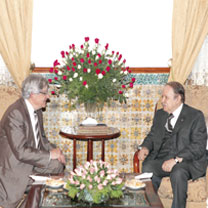 Le Président Bouteflika reçoit M. Jean-Pierre Chevènement