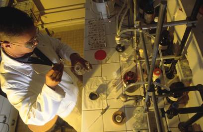 Les laboratoires étrangers appelés à s&rsquo;installer en Algérie  	 L&rsquo;investissement productif sera la seule monnaie d&rsquo;échange