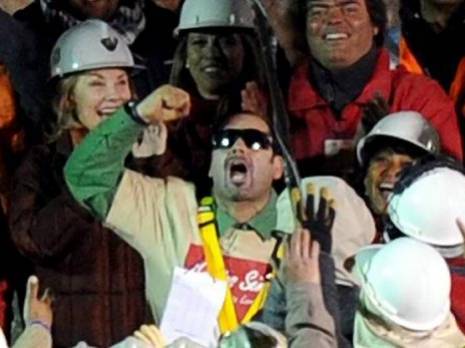 Chili: les premiers mineurs remontent pleins de vie à l’air libre