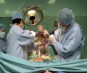 Une grave affaire atterrit au tribunal d&rsquo;Alger : un réseau de trafiquants achète des bébés à des mères célibataires et les revend en France