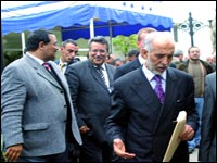 Belkhadem reconnaît la crise au FLN